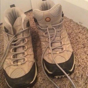 Women’s hiking boots